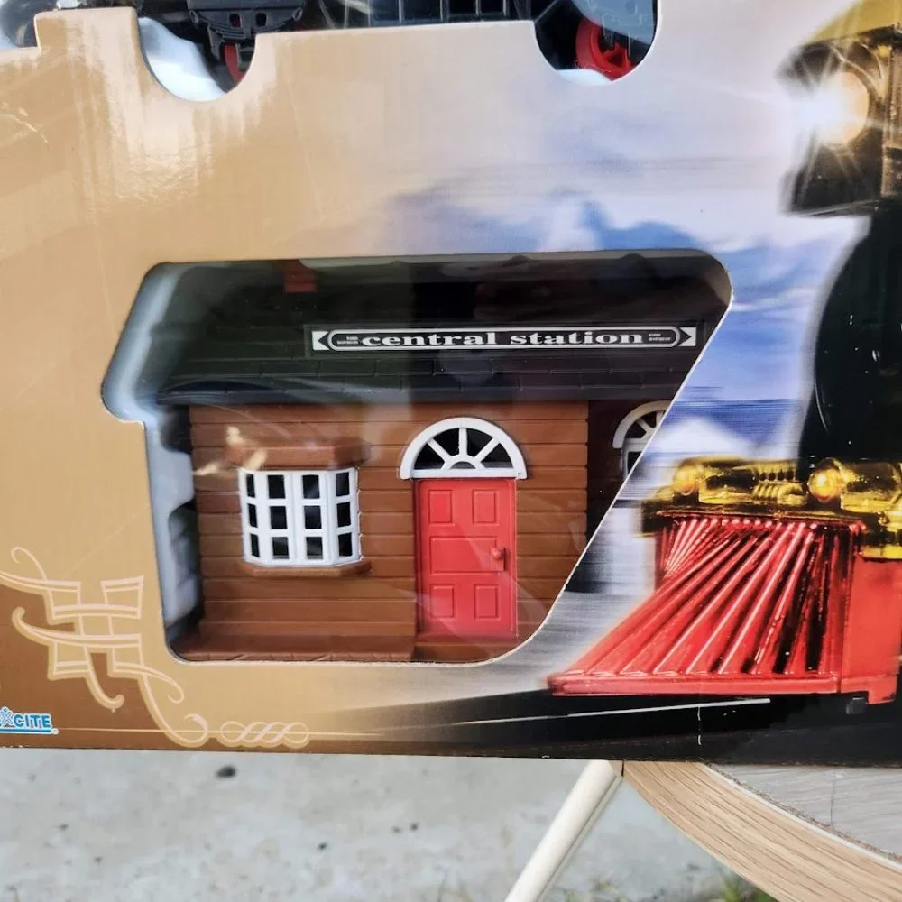 NEW  Christmas Train Set 6 Car Locomotive Electronic Train Set Battery Operated
